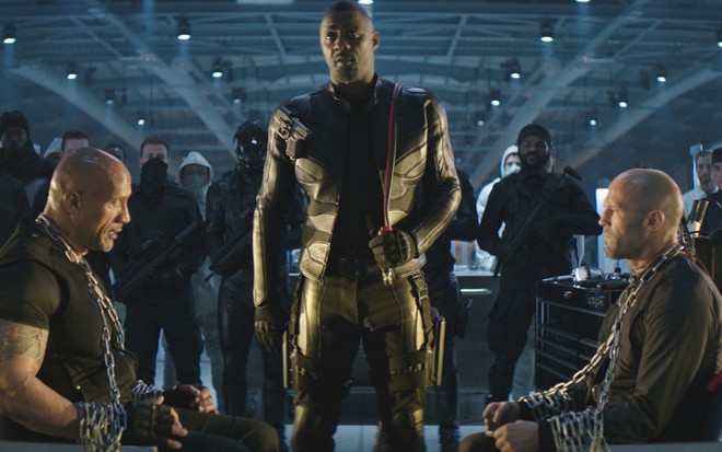 Hobbs (The Rock) e Shaw (Jason Statham) na 'Estrela da Morte': vítimas do vilão Brixton (Idris Elba)  - FOTOS: UNIVERSAL PICTURES/DIVULGAÇÃO