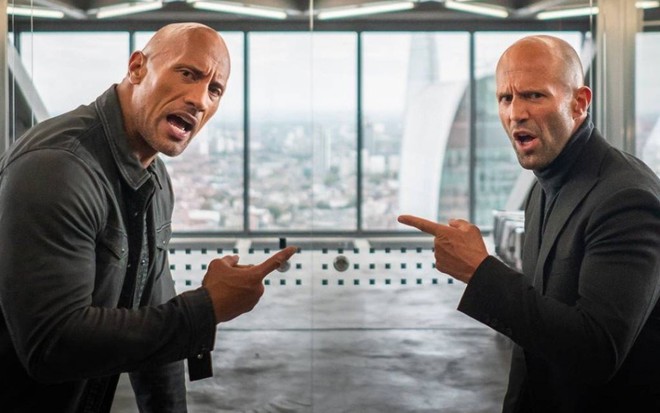 Hobbs (Dwayne Johnson) e Shaw (Jason Statham) no primeiro spin-off da franquia Velozes & Furiosos - DIVULGAÇÃO/UNIVERSAL PICTURES