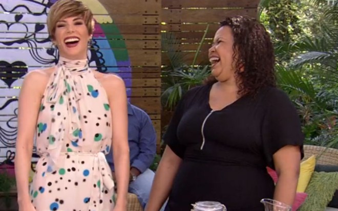 Ana Furtado se diverte com a artesã Raquel Motta, que ficou famosa no É de Casa pelo meme 'três reais' - Reprodução/Globo