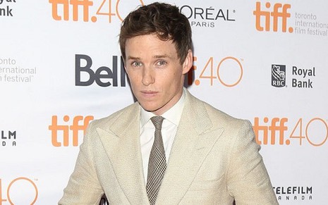 O ator Eddie Redmayne posa para fotos no tapete vermelho do Festival de Toronto de 2015 - None