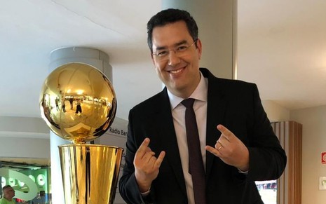 Eduardo Barão ao lado do troféu entregue ao campeão da NBA: jornalista é fanático por basquete - DIVULGAÇÃO/ARQUIVO PESSOAL