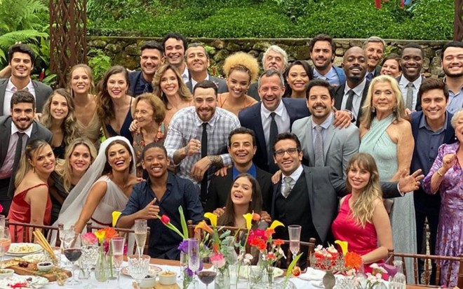 Grande parte do elenco de A Dona do Pedaço reunido em uma foto durante o casamento de Maria da Paz e Amadeu