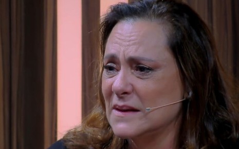 Elizabeth Savala emocionada em participação no Tamanho Família: atriz passará por cirurgia - REPRODUÇÃO/TV GLOBO