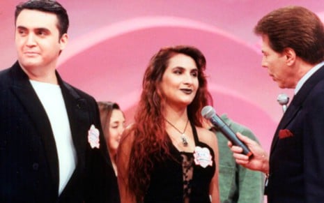 O apresentador Silvio Santos entrevista participantes do Em Nome do Amor na década de 1990 - Fotos: Reprodução/SBT