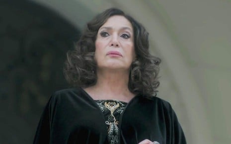 A atriz Susana Vieira caracterizada como a tia Emília de Éramos Seis, olhando para o horizonte