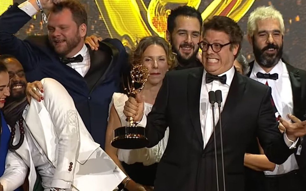 Fábio Porchat e equipe do coletivo de humor Porta dos Fundos no palco da premiação Emmy Internacional 