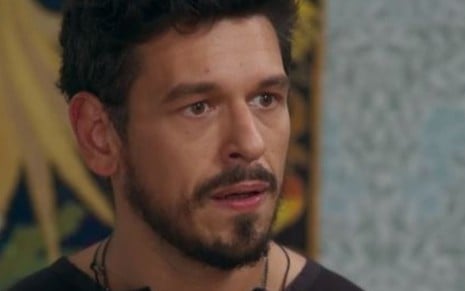 Alain (João Vicente de Castro) admitirá que sente raiva de Daniel (Rafael Cardoso) em Espelho da Vida - Reprodução/Globo