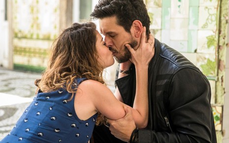 Isabel (Alinne Moraes) e Alain (João Vicente de Castro) retomarão romance do passado em Espelho da Vida - Reprodução/TV Globo