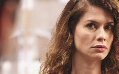 Isabel (Alline Moraes) se irritará com ciúme do namorado e terminará a relação em Espelho da Vida - Reprodução/TV Globo