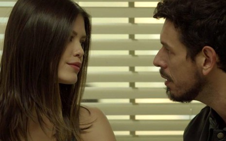 Cris (Vitória Strada) e Alain (João Vicente de Castro) vão brigar nos próximos capítulos de Espelho da Vida - Reprodução/TV Globo