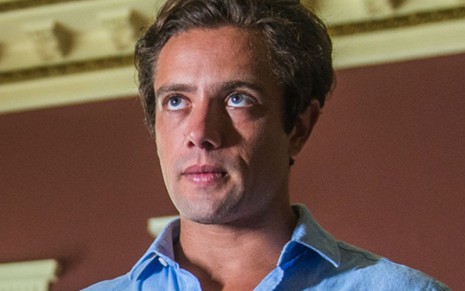 Rafael Cardoso interpreta Daniel em Espelho da Vida; personagem vai querer viajar ao Brasil - Reprodução/Globo