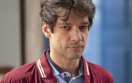 Felipe (Patrick Sampaio) não vai gostar de ver Alain (João Vicente de Castro) feliz em Espelho da Vida - Reprodução/TV Globo