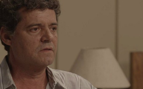 Américo (Felipe Camargo) roubará dinheiro de Gentil (Ana Lucia Torre) para pagar empréstimo - Reprodução/TV Globo