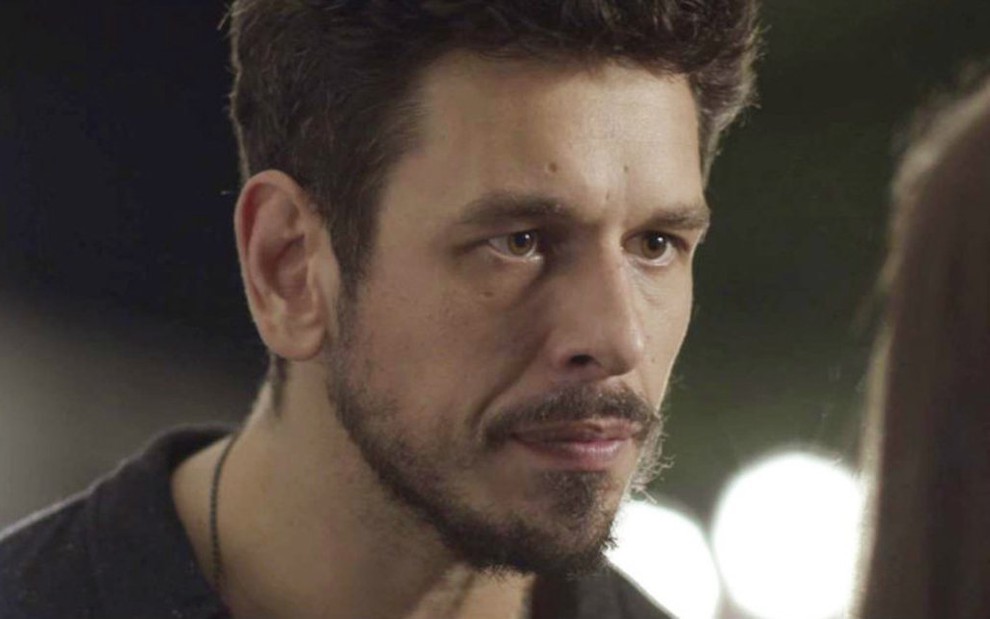 Alain (João Vicente de Castro) se irritará ao ver Cris (Vitória Strada) próxima de outro ator em Espelho da Vida - Reprodução/Globo