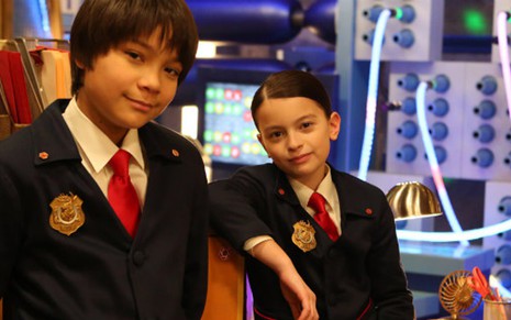 Os agentes secretos Otto (Filip Geljo) e Olívia (Dalila Bela) na série infantil Esquadrão Bizarro - Divulgação/PBS