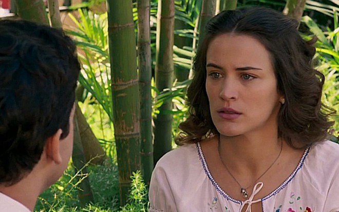 Rainer Cadete (Celso) e Bianca Bin (Maria) em cena de Eta Mundo Bom! - Reprodução/TV Globo