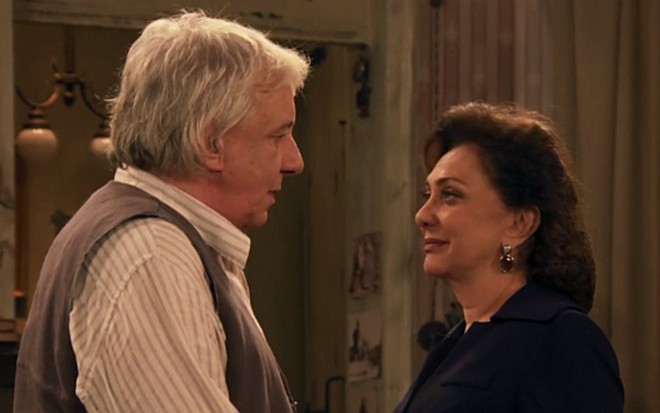 Marco Nanini (Pancrácio) e Eliane Giardini (Anastácia) em cena de Eta Mundo Bom! - Reprodução/TV Globo