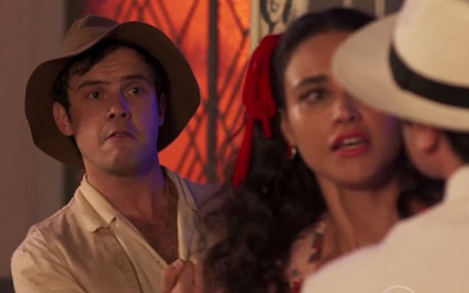 Candinho (Sergio Guizé) enfrenta Ernesto (Eriberto Leão) em cena de Eta Mundo Bom! - Reprodução/TV Globo