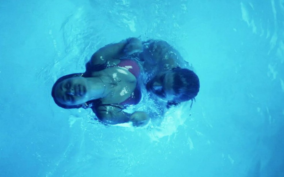 Cena de sexo entre dois adolescentes na piscina vai ao ar no primeiro episódio de Euphoria - Reprodução/HBO