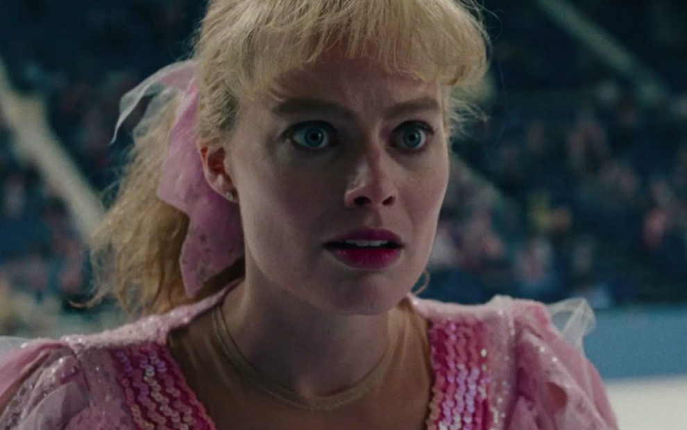 A atriz Margot Robbie em cena como Tonya Harding, a patinadora que caiu em desgraça em Eu, Tonya - Fotos: Divulgação