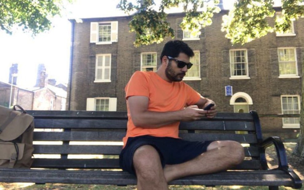 Evaristo Costa sentado em um banco de praça: só faltam Carlos Alberto de Nóbrega e o jornal - Fotos: Reprodução/Instagram