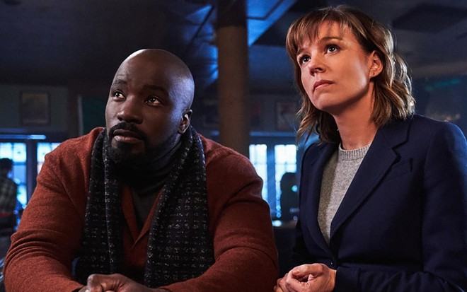 Os atores Mike Colter e Katja Herbers em cena do primeiro episódio de Evil