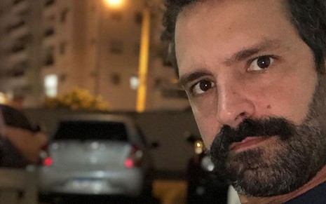 O ator Iran Malfitano com expressão séria em foto publicada em seu Instagram