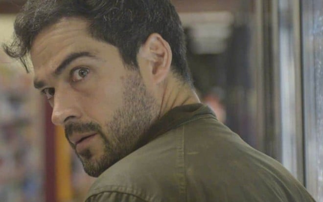 Depois de interpretar um gay em Sense8, Alfonso Herrera enfrenta demônios em O Exorcista - Fotos: Divulgação/FX