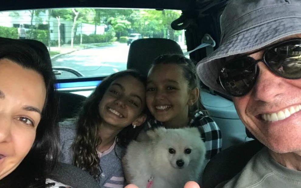Ricardo Boechat com Veruska e as filhas, Valentina e Catarina, durante viagem de férias da família - Reprodução/Facebook