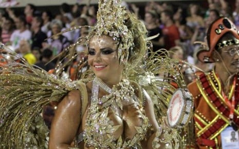 Rainha de bateria da Salgueiro, Viviane Araújo ostentou uma fantasia de R$ 250 mil no Carnaval de 2012 - ROBERTO FILHO/AGNEWS