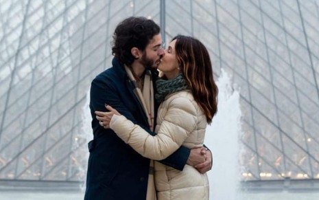 Fátima Bernardes e Túlio Gadêlha se beijando em Paris; apresentadora revelou como foi o começo do namoro - REPRODUÇÃO/INSTAGRAM