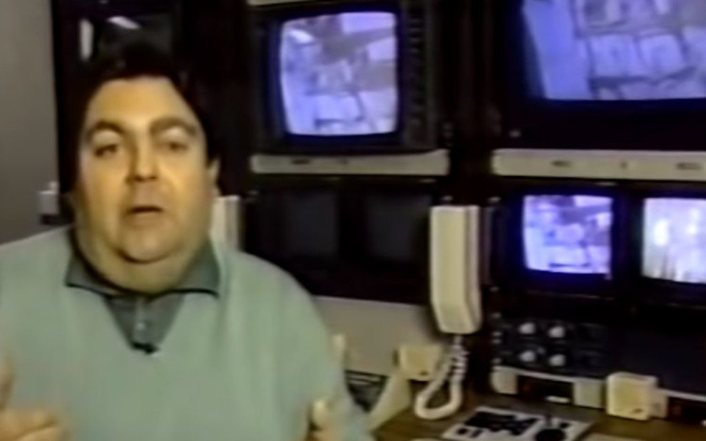 O apresentador Fausto Silva deu depoimento e fez piadas sobre terremoto para o Jornal Nacional, em 1994 - Reprodução/Globo