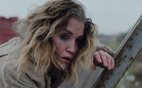 A atriz Felicity Huffman chora em cena do filme Tammy's Always Dying