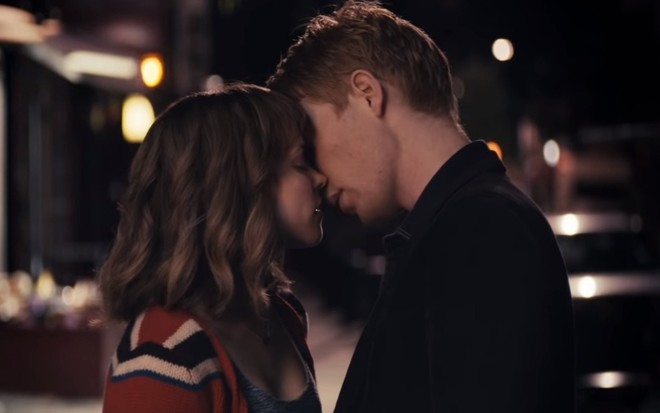 Rachel McAdams e Domhnall Gleeson em cena de Questão de Tempo: história de amor nada tradicional - REPRODUÇÃO/UNIVERSAL PICTURES