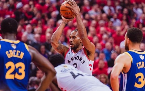 Kawhy Leonard, do Toronto Raptors, arremessa sob os olhares atentos dos adversários do Golden State - DIVULGAÇÃO/TORONTO RAPTORS