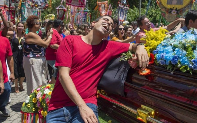 Marcius Melhem apoiado em caixão durante o cortejo fúnebre do Tá no Ar nos Estúdios Globo - Fotos: Reprodução/TV Globo