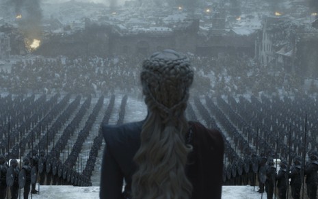 Daenerys Targaryen (Emilia Clarke) observa exército em cena do último episódio de Game of Thrones - Divulgação/HBO