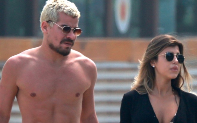 Thiago Martins e Talita Nogueira foram flagrados por paparazzi nesta terça-feira (5)