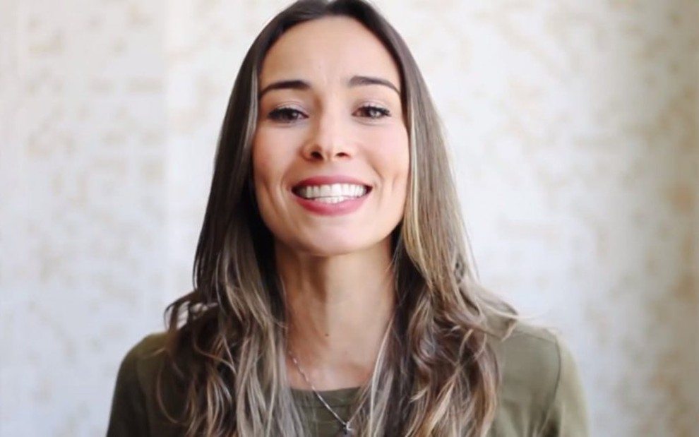 Flávia Rubim em vídeo publicado em seu canal no YouTube, no qual fala sobre infância e maternidade - Reprodução/YouTube