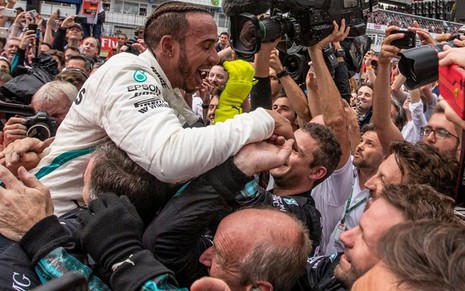 O piloto Lewis Hamilton comemora vitória no GP da Alemanha no domingo (22) - Divulgação/FIA
