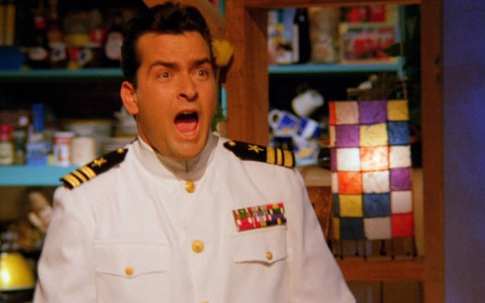 O ator Charlie Sheen em cena da segunda temporada da comédia Friends, durante episódio exibido em 1996
