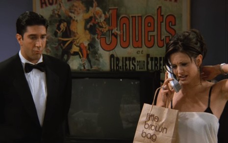 Os atores David Schwimmer e Courteney Cox em cena da terceira temporada da comédia Friends