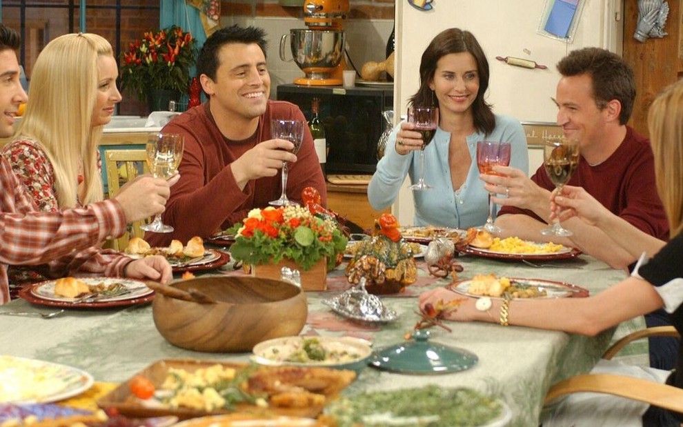 David Schwimmer, Lisa Kudrow, Matt LeBlanc, Courteney Cox, Matthew Perry e Jennifer Aniston em cena de jantar de Friends
