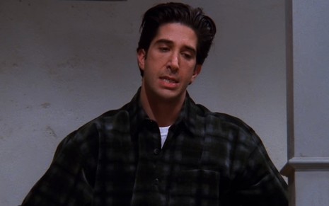 O ator David Schwimmer, na pele de um frustrado Ross, em cena do 16º episódio da quinta temporada de Friends