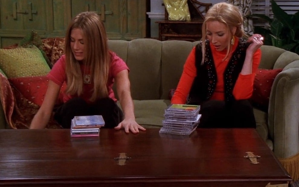 As atrizes Jennifer Aniston e Lisa Kudrow em Friends; mesa de 'outrora' custará por volta de R$ 4 mil - Reprodução/NBC