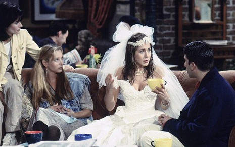 Os atores Courtney Cox, Lisa Kudrow, Jennifer Aniston e David Schwimmer Elenco de Friends em cena do primeiro capítulo da série