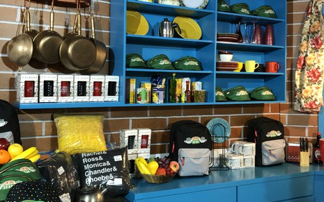 Cenário do apartamento de Monica, personagem de Friends, com produtos como bonés e canecas expostos