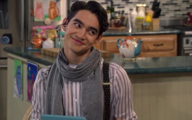 Ben J. Pierce em cena da série Fuller House, em que interpretou o primeiro gay assumido da franquia - Reprodução/Netflix