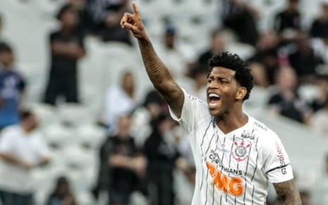Zagueiro do Corinthians, Gil orienta a equipe em jogo do Campeonato Brasileiro