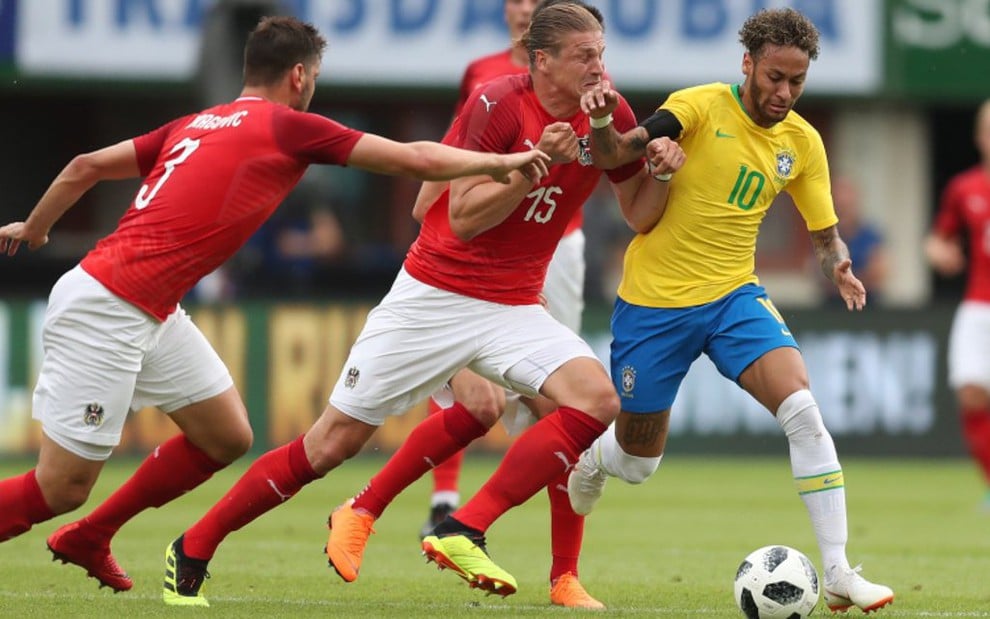Neymar disputa bola com Aleksandar Dragovic (à esq.) e Sebastian Prödl no amistoso contra a Áustria - Lucas Figueiredo/CBF